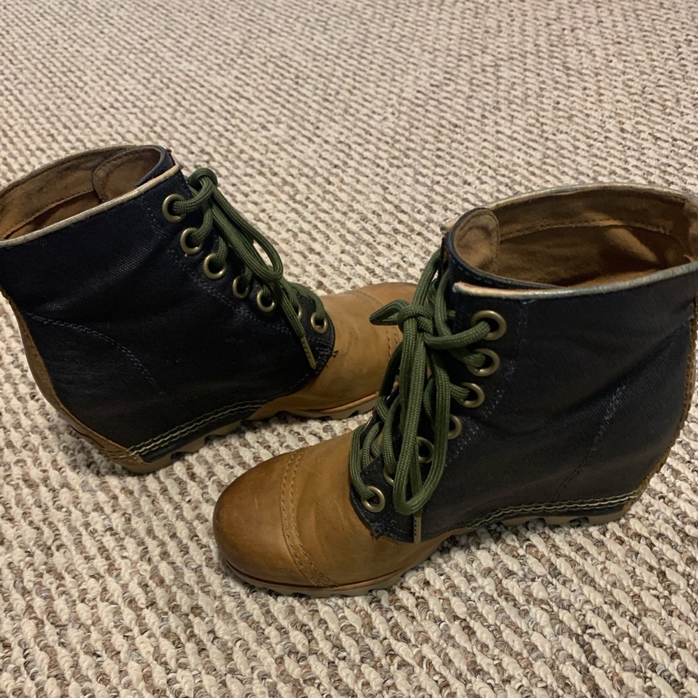 Sorel lace-up wedge boot size 7